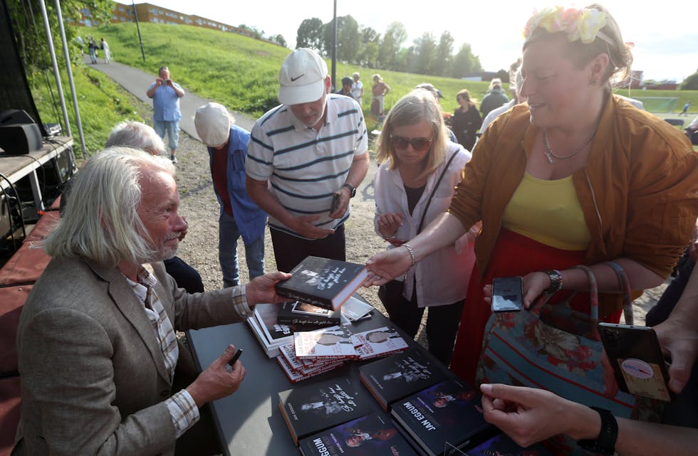SOLGTE UNNA: Jan Eggum solgte alt han hadde med seg av bøker og plater - og alt ble signert.