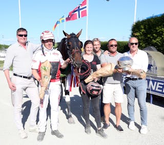 GLADE HOLLENDERE: Hades de Vandels nederlandske eiere frydet seg selvsagt over at hesten deres gikk til topps i Oslo Grand Prix.