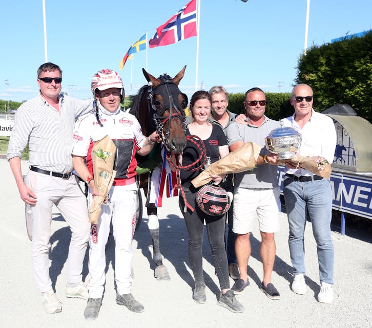 GLADE HOLLENDERE: Hades de Vandels nederlandske eiere frydet seg selvsagt over at hesten deres gikk til topps i Oslo Grand Prix.
