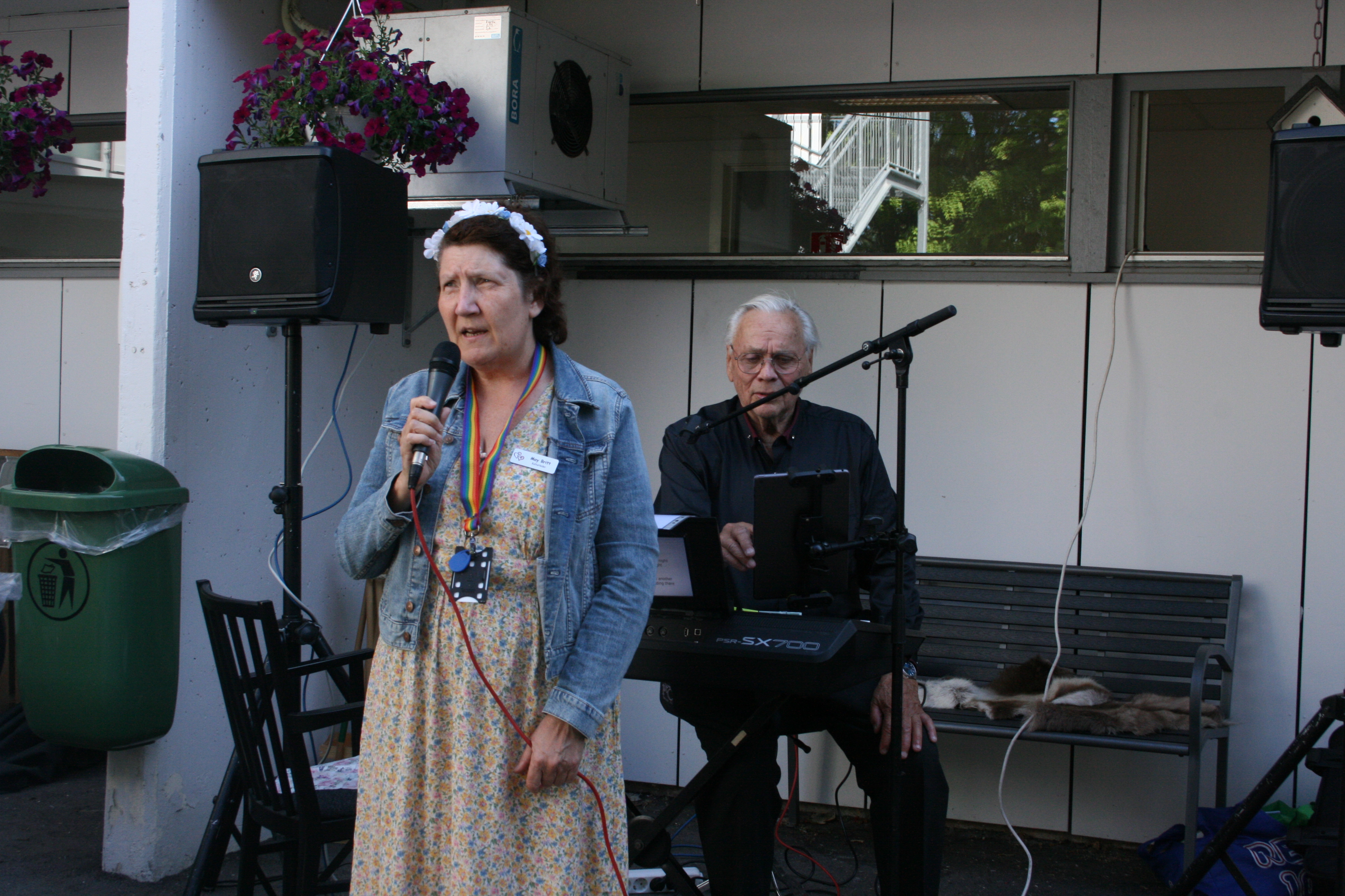 KLEDD FOR ANLEDNINGEN: Kulturleder May Britt Ribland stilte i sommerkjole for anledningen. Bak sitter Roger «Roger'n» Wilsberg, som underholdt.