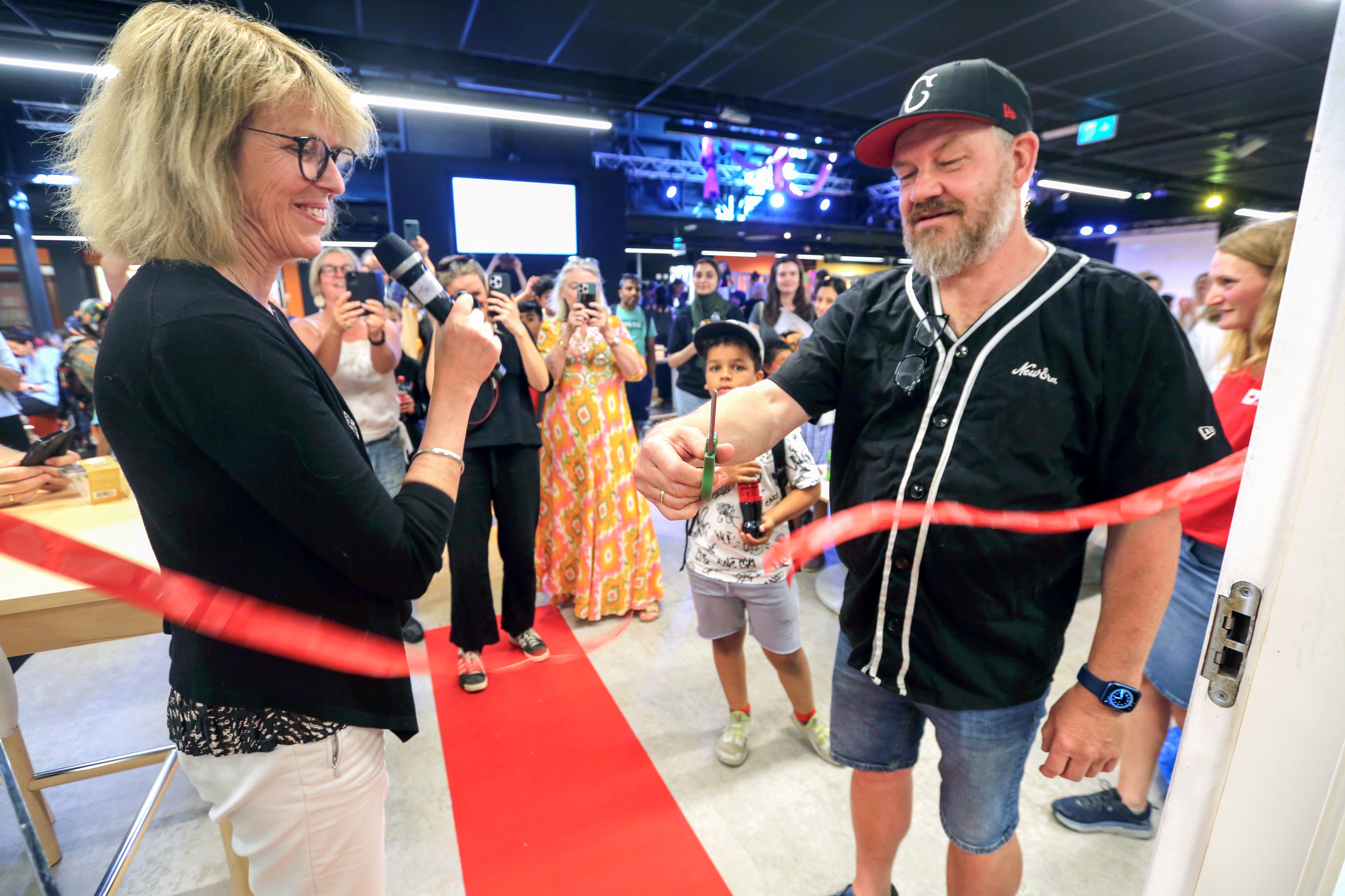 FORNØYD SNORKLIPPER: Hanne Refsholt, styreleder i Oslo Røde Kors, synes Lars-Erik Fuglesang, bydelsordfører i Bjerke, viste eminent klippeteknikk da de nye lokalene på Veitvet senter ble offisielt åpnet.