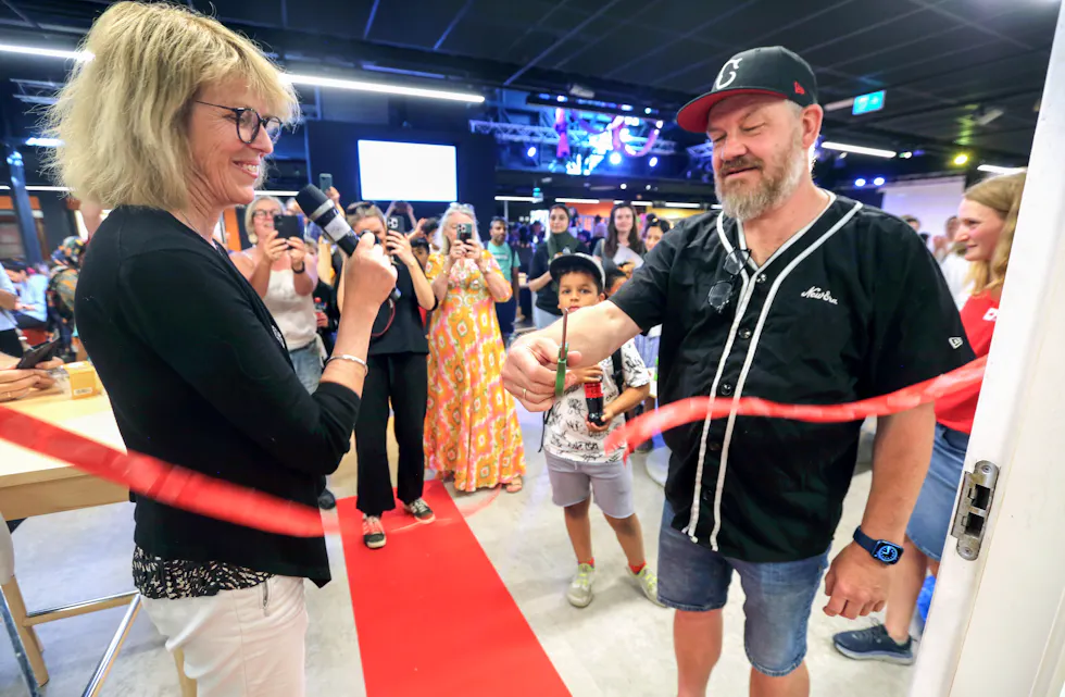 FORNØYD SNORKLIPPER: Hanne Refsholt, styreleder i Oslo Røde Kors, synes Lars-Erik Fuglesang, bydelsordfører i Bjerke, viste eminent klippeteknikk da de nye lokalene på Veitvet senter ble offisielt åpnet.