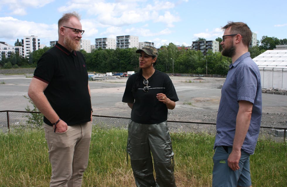 KRITISKE: Jon Werner Sandven (R, f.v.), Sofia Rana (R) og Ola Steig (R) mener at bystyret har feilet lokalbefolkningen etter at de vedtok å bygge 900 boliger i Økern Torgvei 6.