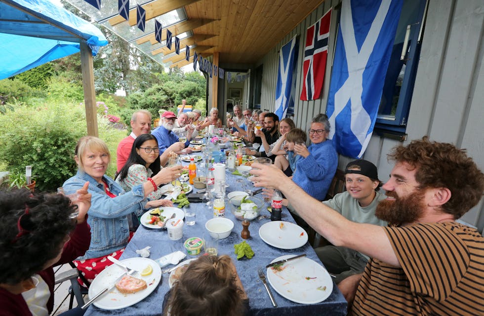 FEIRENDE LANGBORD: Venner, familie og naboer kom sammen og feiret det skotske landslagets seier over Norge med et skikkelig rekebord - og noe godt i glasset!