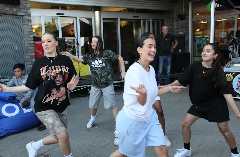 ENERGISKE DANSERE: Jentene fra Trosterudklubben viste seg fram med et forrykende dansenummer. (Foto: Tom Evensen)