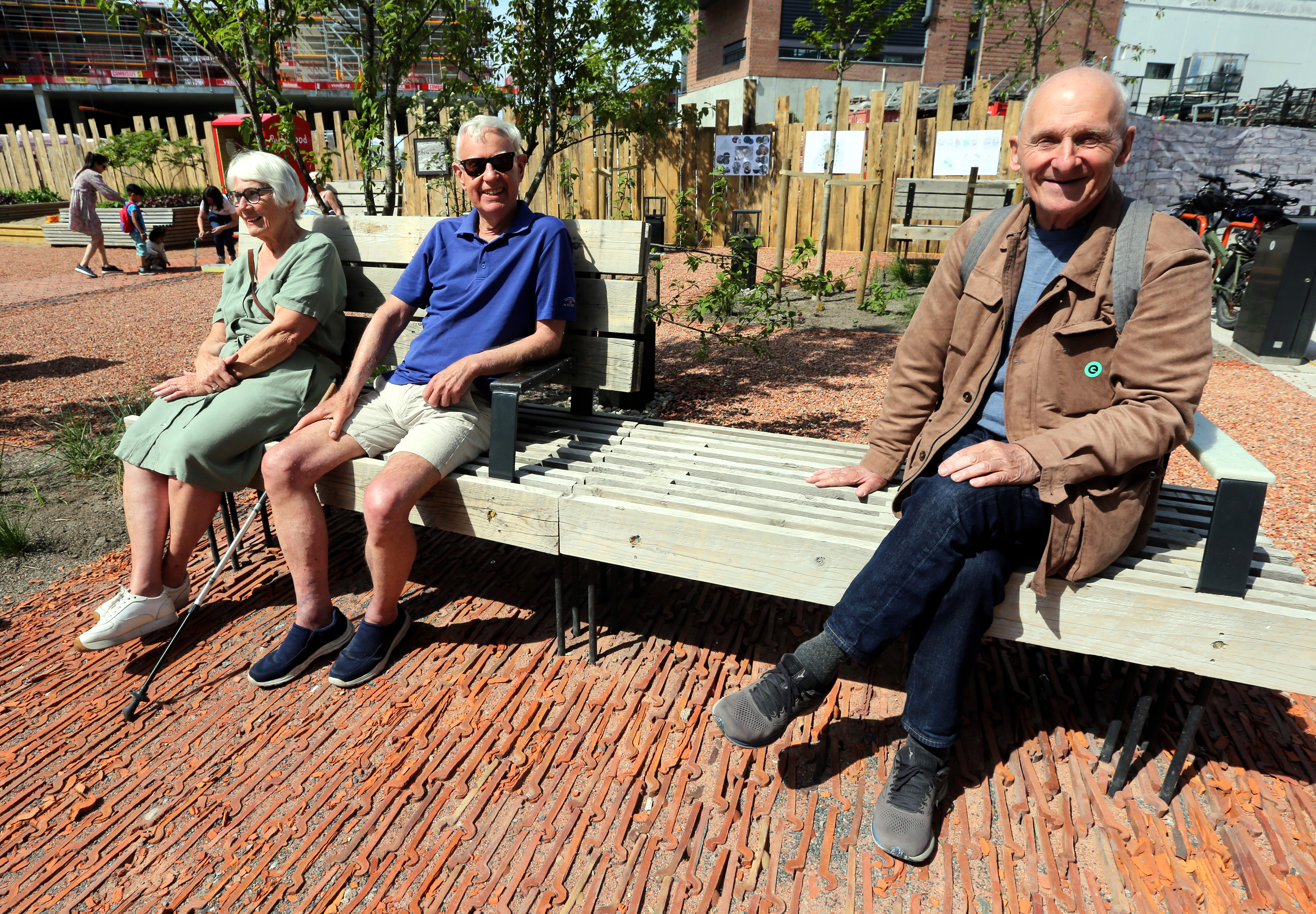 STAKK INNOM: Odny (f.v.) og Asbjørn Hetle, samt Tron Hummelvoll bor henholdsvis i Veksthusfløtten og på Sletteløkka. Men de er interessert i hva som skjer på andre steder i dalen og tok turen innom da de fikk nyss om at det var torgfest på Vollebekk.