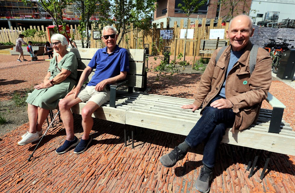 STAKK INNOM: Odny (f.v.) og Asbjørn Hetle, samt Tron Hummelvoll bor henholdsvis i Veksthusfløtten og på Sletteløkka. Men de er interessert i hva som skjer på andre steder i dalen og tok turen innom da de fikk nyss om at det var torgfest på Vollebekk.