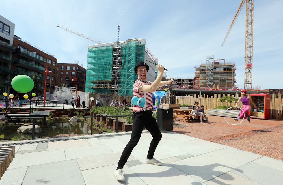 SKIKKELIG SIRKUS: Romsåsgutten Morten Nordli og Anna Bøgwald fra Kalbakken sirkulerte rundt med sitt «Plutselig sirkus».