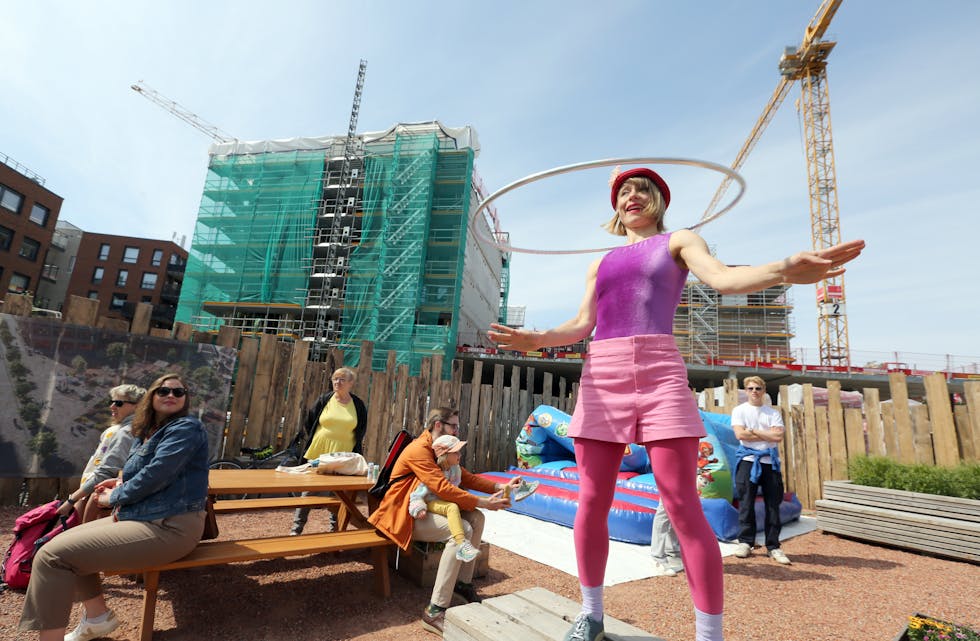 UFERDIGE BYGG: Selv om ikke alt er ferdig bygget på Vollebekk, har torget kommet på plass - og det er verdt en fest og litt sirkus.