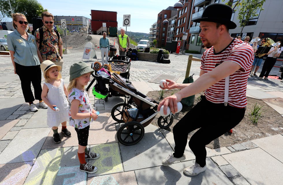 POPULÆR KAR: Morten Norli fra Romsås fikk frem smilet hos de yngste med sine ablegøyer.
