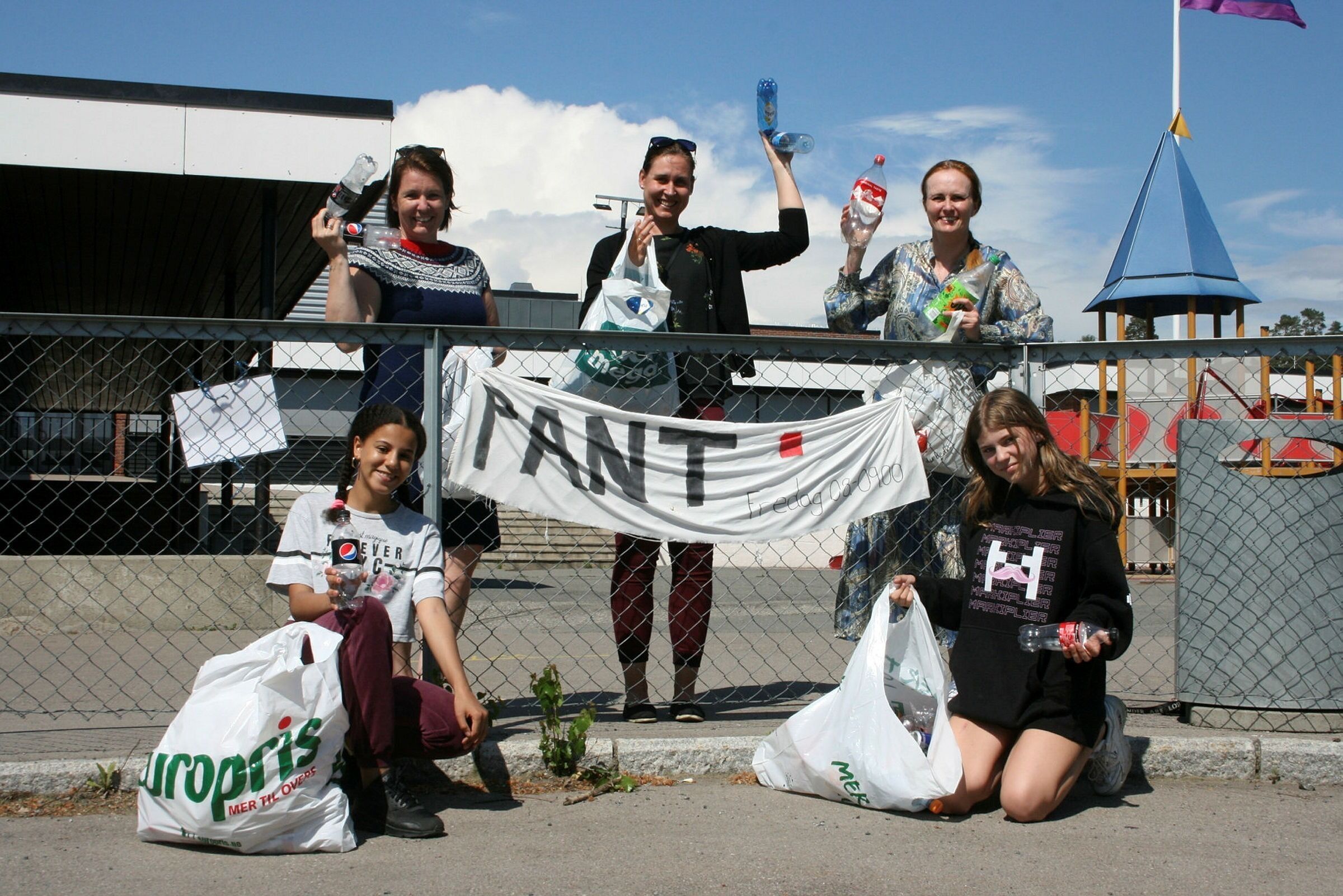 PANT FOR ALLE PENGA: Cathrine Skovli (bak, f.v.), Idunn Lier, sosiallærer Gro Alice Ytreøy Christensen, Leena (13, foran) og Mathea (13) kan juble over at 7. trinn har nådd målet og får en herlig skoleavslutning. Foto: