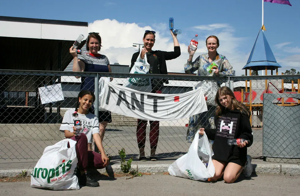 PANT FOR ALLE PENGA: Cathrine Skovli (bak, f.v.), Idunn Lier, sosiallærer Gro Alice Ytreøy Christensen, Leena (13, foran) og Mathea (13) kan juble over at 7. trinn har nådd målet og får en herlig skoleavslutning. Foto: