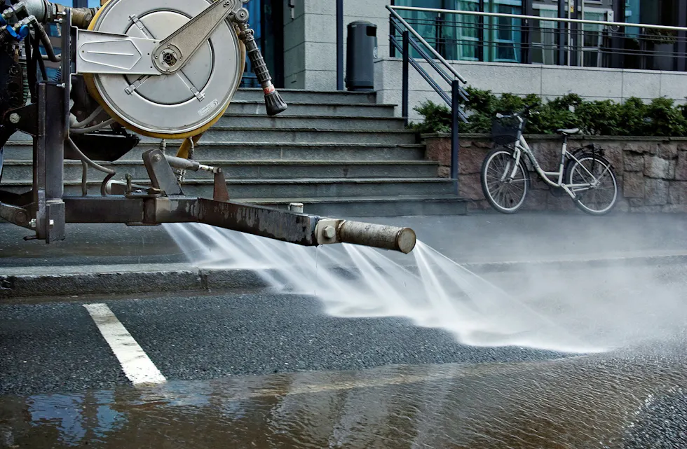 NÅ SKAL VEIENE VASKES: Etter en krevende vinter med mye grusing av veier og fortau kan endelig vårvasken av dalens og resten av byens gater starte opp. Foto: Bymiljøetaten Oslo kommune