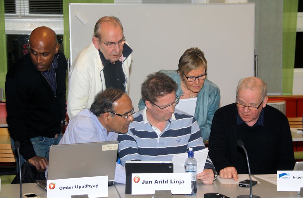 BLE ENIGE TIL SLUTT: Bydelsutvalget på Stovner måtte ta seg en pause for å forhandle. Bak fra venstre står Athithan Kumarasamy (Ap), Bjørn Hallme (Ap) og Brit Axelsen (Ap) og diskuterer med partiene foran fra venstre som er Ombir Upadhyay (Frp), Jan Arild Linja (Ap) og Tore Ludt (SV). Foto: