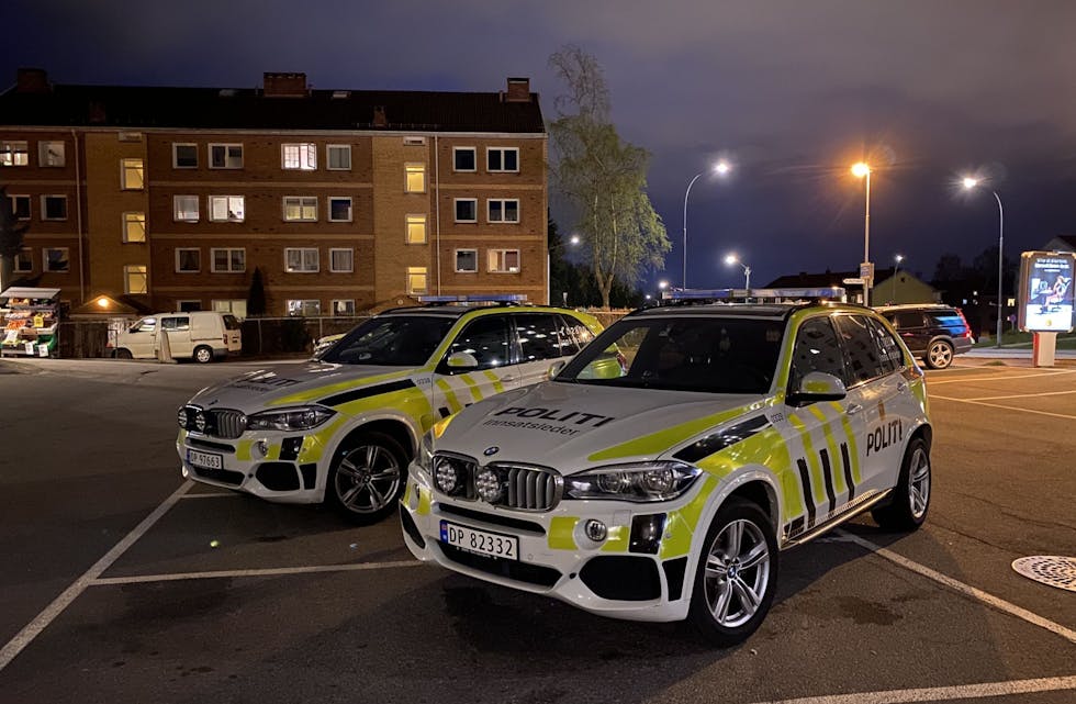 Flere politipatruljer er på Kalbakken etter at det ble funnet en person med stikkskader i kroppen. Foto: