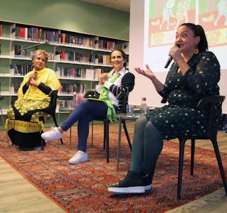 LESER HAR FÅTT BOK: Safia Abdi Haase (t.v.), Sherin A. Wahab og Veronica Salinas fra «Leser søker bok». De to førstnevnte har oversatt barneboka «Ryddetid» til somali og arabisk. Onsdag var trioen på Deichman Bjerke for å fortelle om arbeidet, diskutere innholdet og svare på spørsmål fra publikum. Foto: