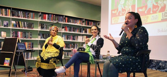 LESER HAR FÅTT BOK: Safia Abdi Haase (t.v.), Sherin A. Wahab og Veronica Salinas fra «Leser søker bok». De to førstnevnte har oversatt barneboka «Ryddetid» til somali og arabisk. Onsdag var trioen på Deichman Bjerke for å fortelle om arbeidet, diskutere innholdet og svare på spørsmål fra publikum. Foto: