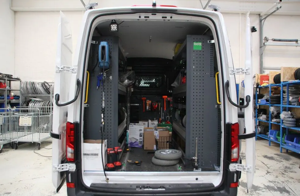 KJØRER UT: Hjelpemiddelformidlingen kjører ut og leverer i gjennomsnitt 200 hjelpemidler daglig. Servicebilene utfører reperasjon og vedlikehold. Foto: