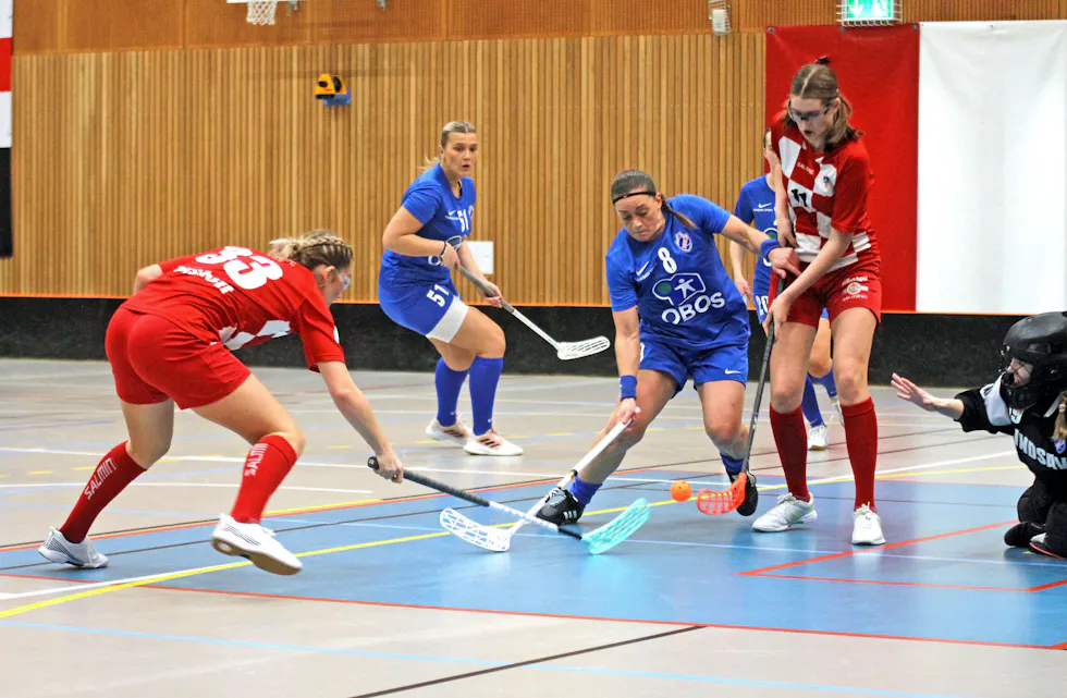 HENTET HJEM SEIEREN: Greis innebandydamer fikk det tøffere enn ventet borte mot lokalrivalene Sveiva, men dra fra utover i kampen og sikret seg til slutt en 7-3-seier. Foto: