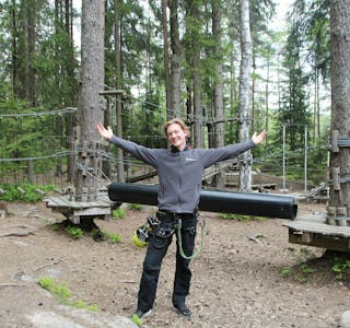 VELKOMMEN TIL OSS: Aksel Bergersen (18) har hatt en hektisk måned med massevis av besøk i klatreparken, og gleder seg til en fin sommer-sesong. Foto: Mina Wathne