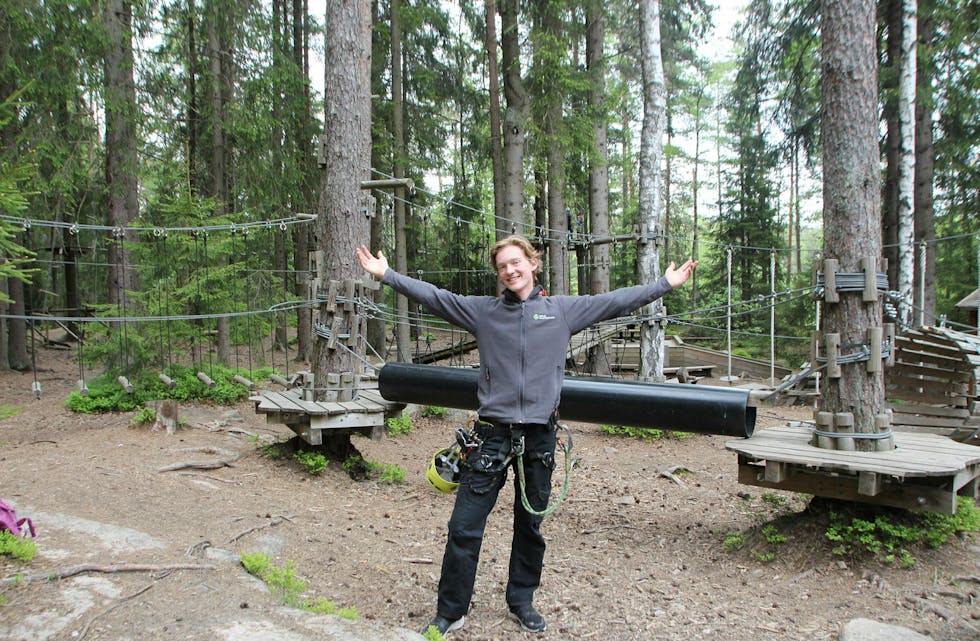 VELKOMMEN TIL OSS: Aksel Bergersen (18) har hatt en hektisk måned med massevis av besøk i klatreparken, og gleder seg til en fin sommer-sesong. Foto: Mina Wathne