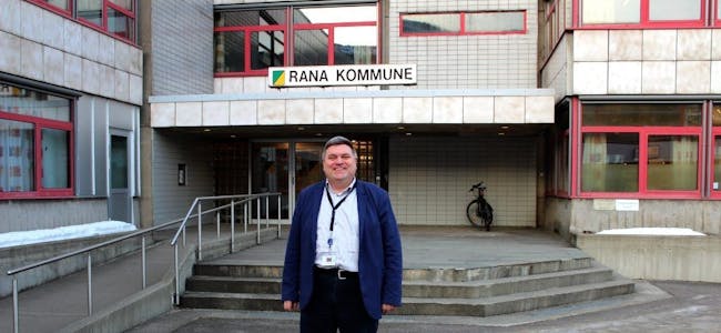 PÅ FREMMED GRUNN: Geir Staib har søkt seg til nye utfordringer på en helt annen kant av landet - i Rana kommune. Her foran rådhuset. Foto: