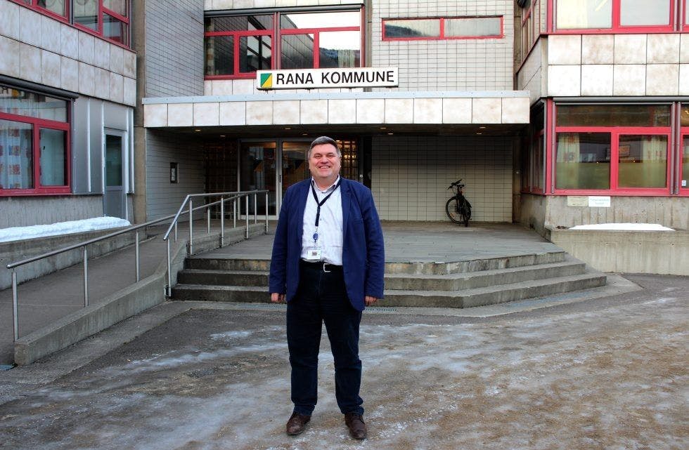 PÅ FREMMED GRUNN: Geir Staib har søkt seg til nye utfordringer på en helt annen kant av landet - i Rana kommune. Her foran rådhuset. Foto: