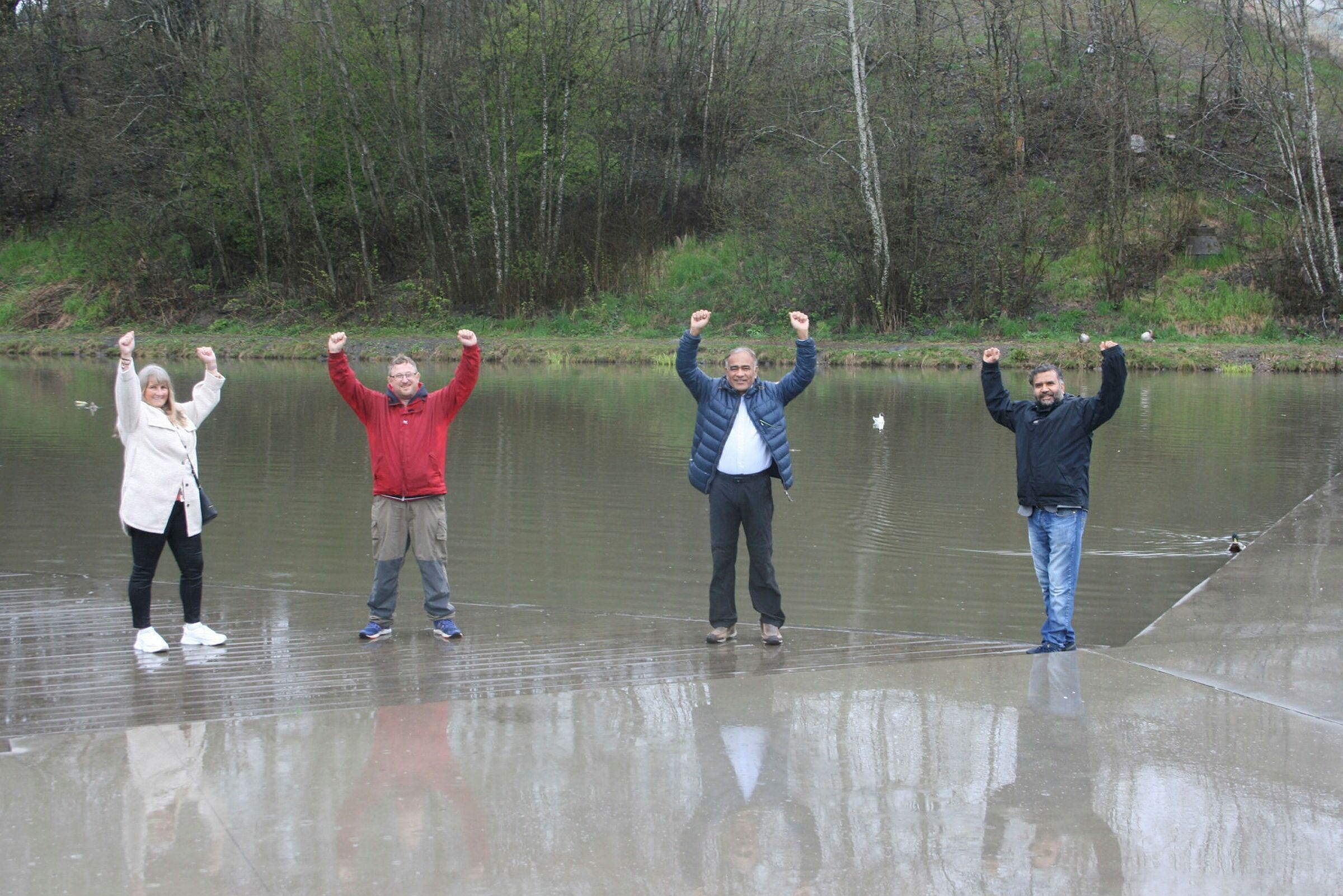 OPPMUNTRER TIL KRONERULLING: Anita Slette (Frp, f.v.), Glenn Halvorsen (Frp), Ombir Upadhyay (Frp) og Dhirendra Kant Shukla i HSS Norge håper at privatpersoner og politiske personer i dalen lar seg inspirere til å gi penger til bistand i India. Foto: Caroline Hammer