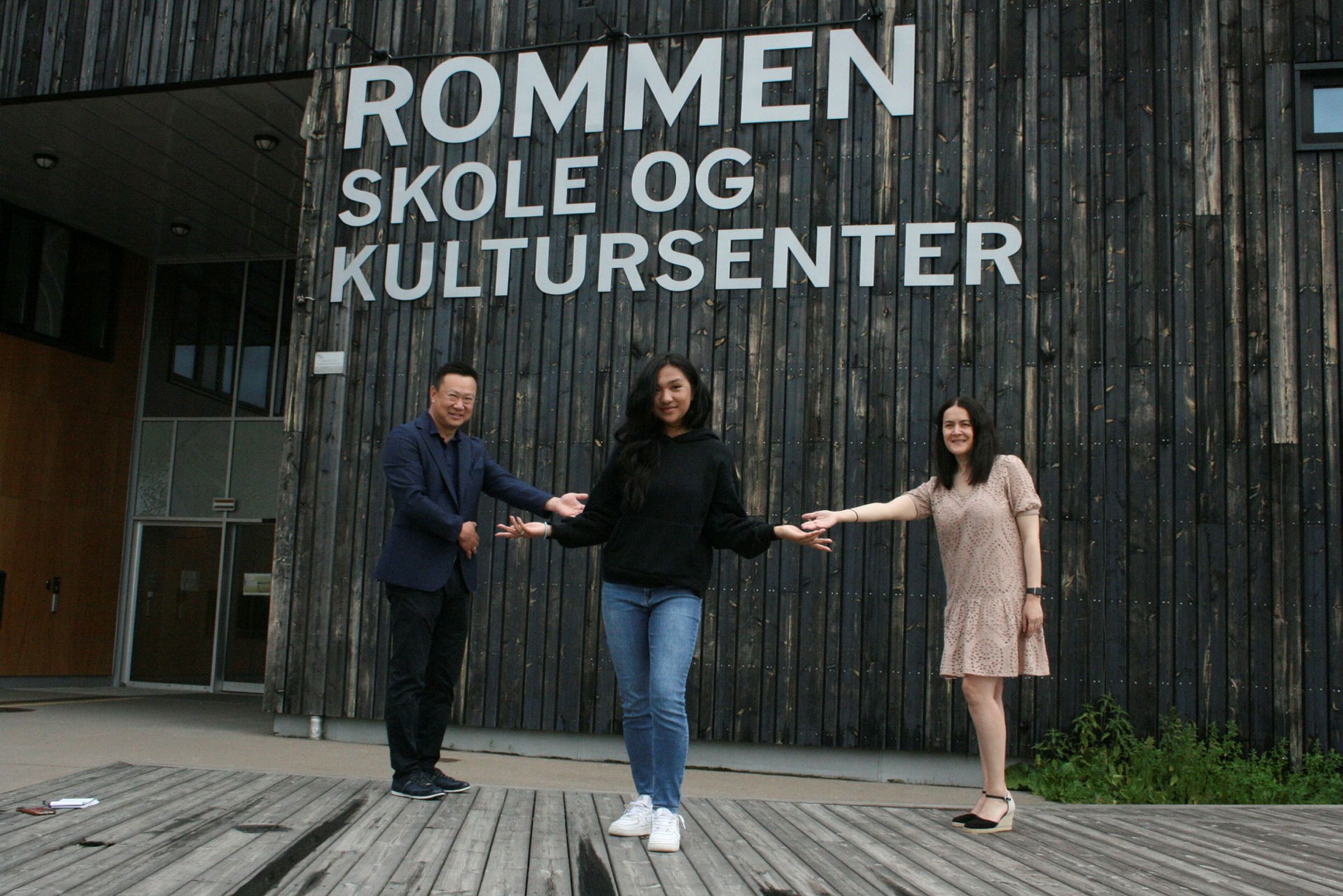 STOLTE: Rektor Leif Arild Haaland, Louise Nazareno (16) og kontaktlærer Veronica Skaar kan glede seg over at Louise har gjort alt hun kan før hun tar fatt på videregående. Foto: Caroline Hammer