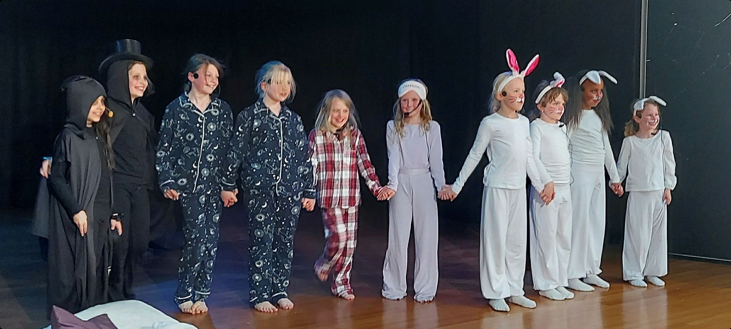 FØRSTE FORESTILLING: Lindeberg Teatergruppe fremførte teaterforestillingen «Tidslabyrinten». Foto: