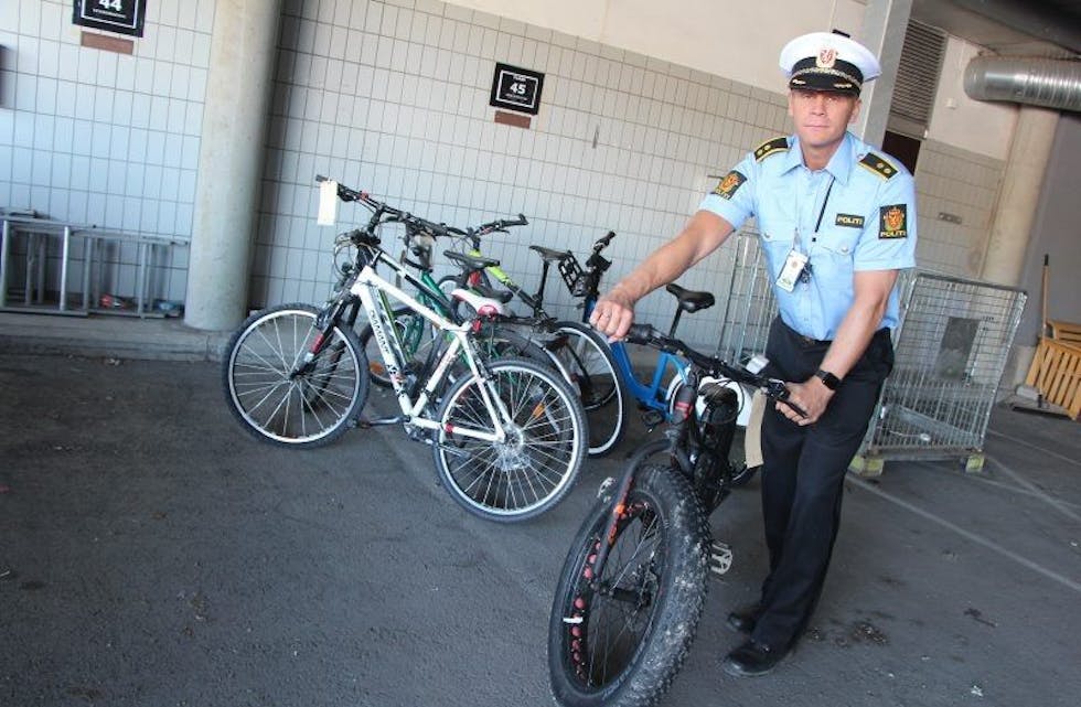 ADVARER MOT SYKKELTYVERI: Politioverbetjent Audun Jevnaker oppfordrer folk til å ta forhåndsregler med sykkelen sin på grunn av økende trend med sykkeltyveri. Blant annet må man huske å ta bilde av rammenummeret. Foto: