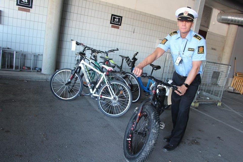 ADVARER MOT SYKKELTYVERI: Politioverbetjent Audun Jevnaker oppfordrer folk til å ta forhåndsregler med sykkelen sin på grunn av økende trend med sykkeltyveri. Blant annet må man huske å ta bilde av rammenummeret. Foto: