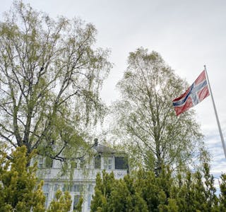 Foran avishuset på Grorud (bygget i 1911) er flagget heist på frigjøringsdagen 8. mai. Foto: