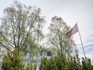 Foran avishuset på Grorud (bygget i 1911) er flagget heist på frigjøringsdagen 8. mai.