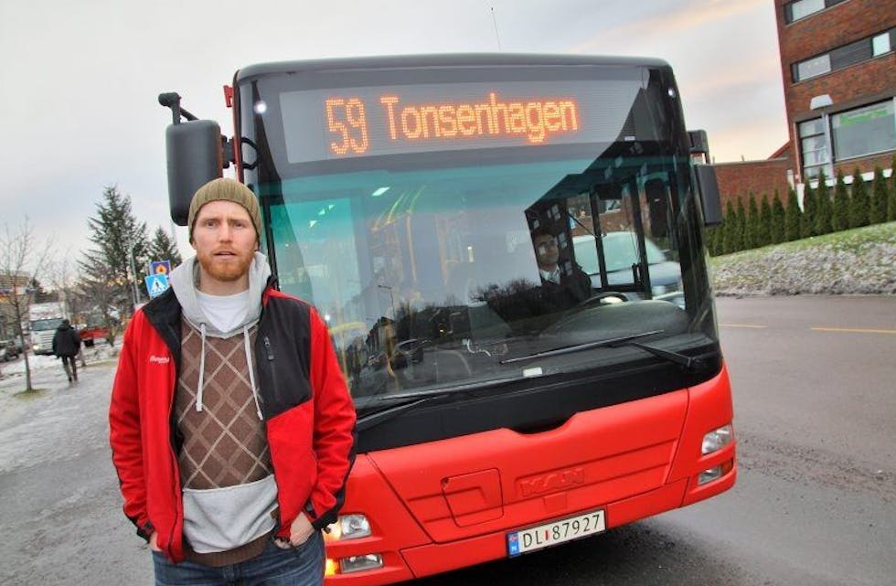 ERSTATTER 59-BUSSEN: Sveinung Groven protesterte kraftig for to år siden da 59-bussen ble lagt ned, og tilbudet for 58-bussen ble redusert. Nå ser han fram til å sitte på i 58-bussens nye rute. Foto: