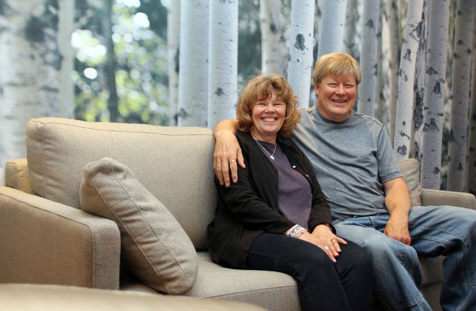 PÅ «ROADTRIP»: Patty og Greg Johnson fra Minnesota har tatt turen til Norge og bor på Radisson Blu Hotel Oslo Alna.  Foto: