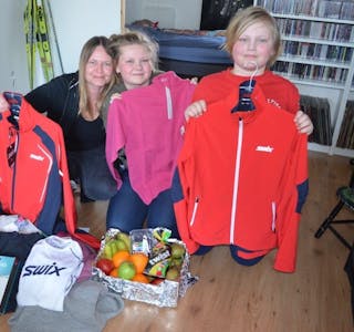 BLE OVERRASKET: Linda Hjort, Katharina Foss (12) og Jimmy Foss (10) fikk nok klær og utsyr til å ha med seg på Trysil-turen. Foto: