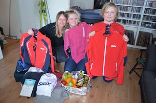 BLE OVERRASKET: Linda Hjort, Katharina Foss (12) og Jimmy Foss (10) fikk nok klær og utsyr til å ha med seg på Trysil-turen. Foto: