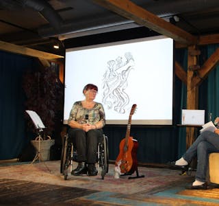 BOKLANSERING: Her er Ewy Halseth i samtale med Bjørg Marianne Leonardsen i forbindelse med lanseringen av diktboka «Vindpust» på Deichman Stovner. Foto: