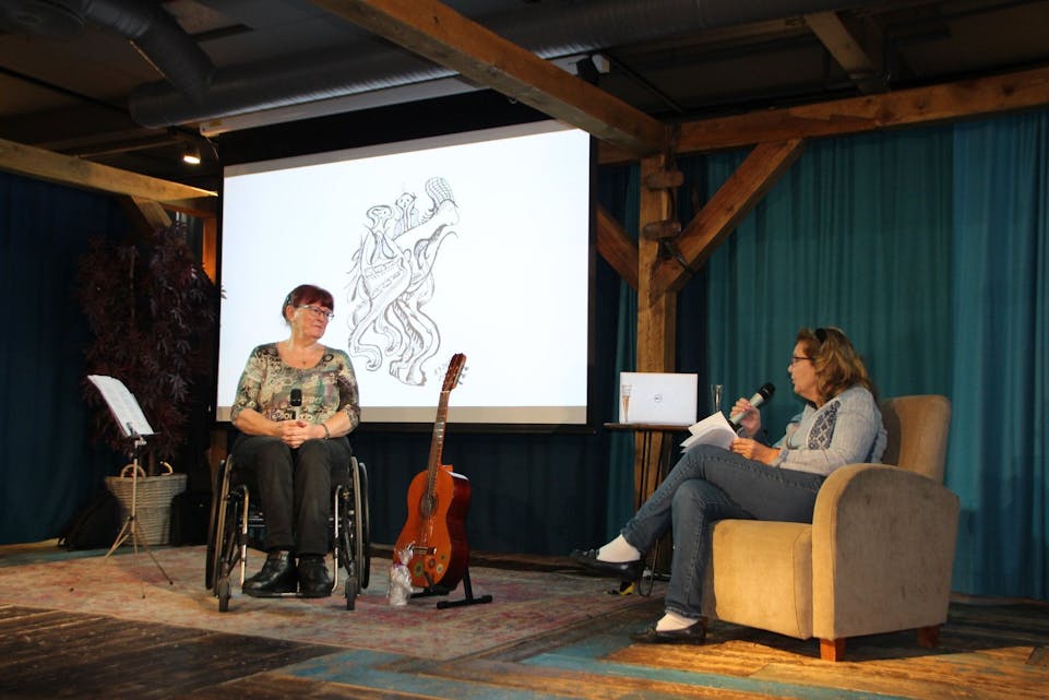 BOKLANSERING: Her er Ewy Halseth i samtale med Bjørg Marianne Leonardsen i forbindelse med lanseringen av diktboka «Vindpust» på Deichman Stovner. Foto: