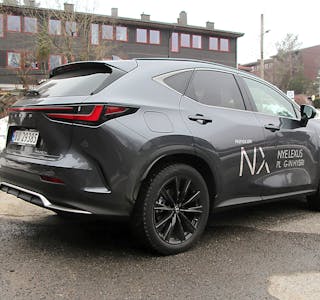 STIGENGA: Lexus’ nye familie-SUV er luksusmerkets første plug in-hybrid. Foto: