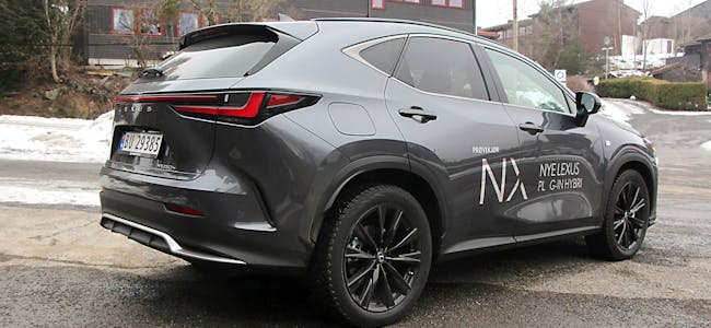 STIGENGA: Lexus’ nye familie-SUV er luksusmerkets første plug in-hybrid. Foto: