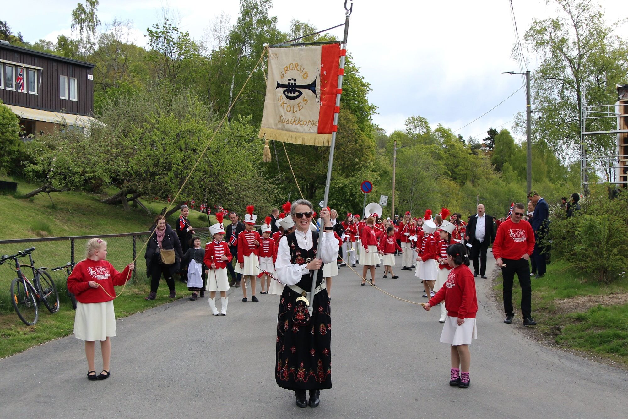 TID FOR FELLES SANG: Korpset avsluttet dagen i Bekkensten boligsameie og Vestbysletta borettslag, blant annet med «Ja vi elsker» sammen med resten av landet klokken 13.00. (Foto: Øystein Dahl Johansen) Foto: