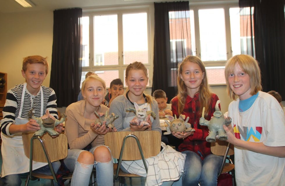 FANTASIDYR: Sander Haukvik Jensen (11), Tiril Ylva Hultkranz Dyrkorn (12), Kristina Ruudjohnsen (12), Synne Gran (12) og Jo Westby Thorsen (12) liker at de får være kreative og lage egne figurer. Foto: