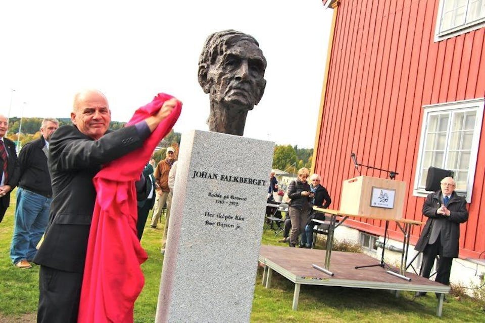 DRO I SNORA: Groruds BU-leder Jack Grimsrud (Ap) fikk æren av å avduke Aas-bysten av Johan Falkberget på Grorud. Foto: