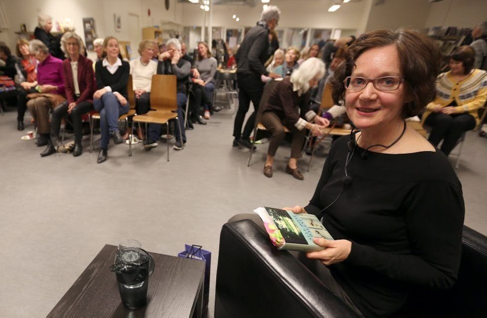 DEBUTANT PÅ BIBLIOTEK: Tove Braathen snakket om sin debutroman «Alle disse dagene» da hun møtte et interessert publikum på Nordtvet bibliotek. Foto: