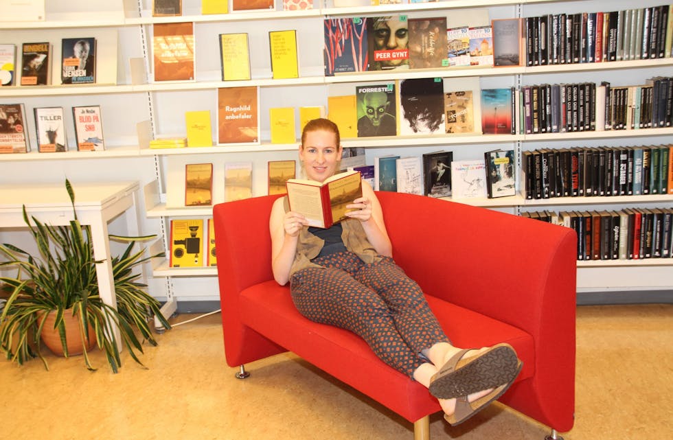 SOMMERKOS: Avdelingsleder på Bjerke bibliotek, Ranghild Stuler, slapper av med sin sommerfavoritt «Pianostemmeren» av Daniel Mason. Foto: