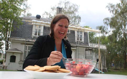 SOMMERFAVORITT: For Hanna E. Marcussen blir ikke sommeren den samme uten jordbær og reker. Avisa kunne by på førstnevnte. Foto: