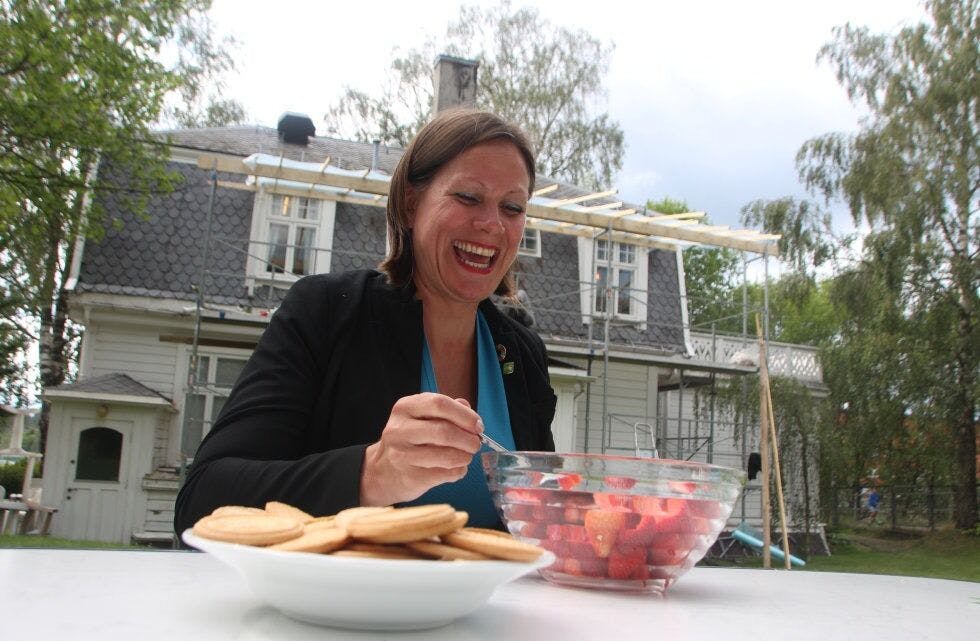 SOMMERFAVORITT: For Hanna E. Marcussen blir ikke sommeren den samme uten jordbær og reker. Avisa kunne by på førstnevnte. Foto: