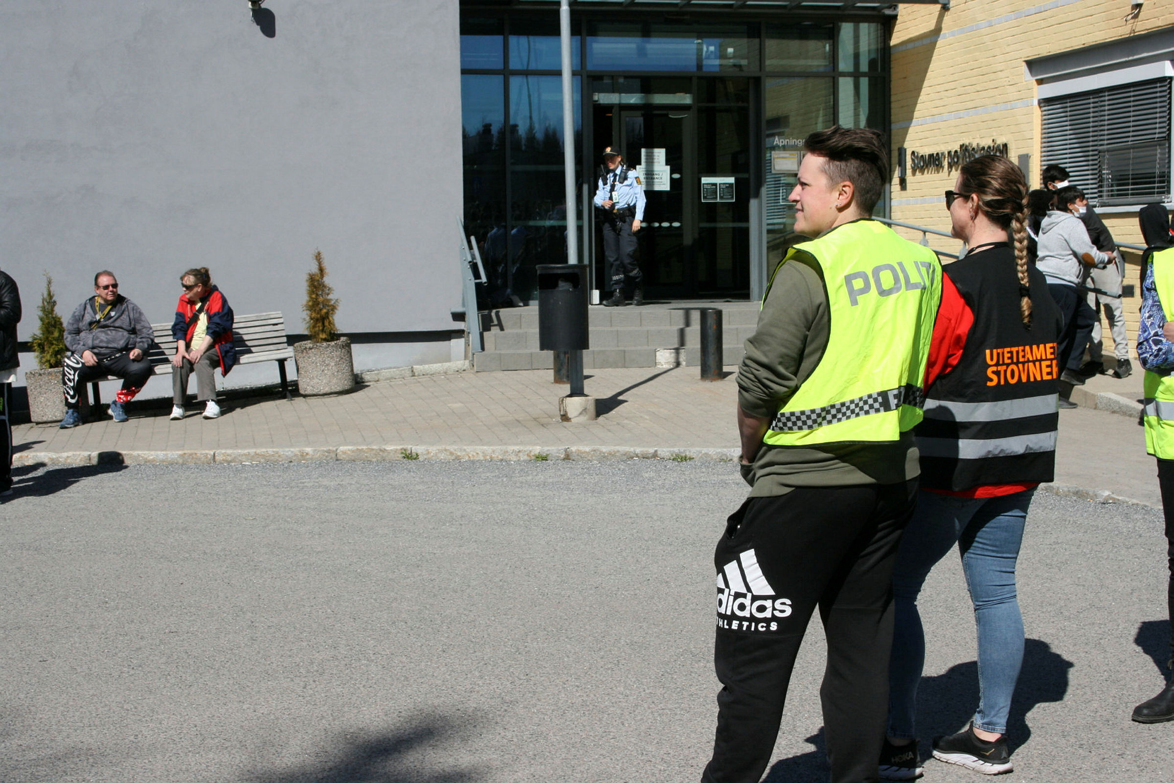 GOD KONTROLL: Både politi og bydelen var ute for å sikre at ting gikk rolig for seg. Foto: Caroline Hammer